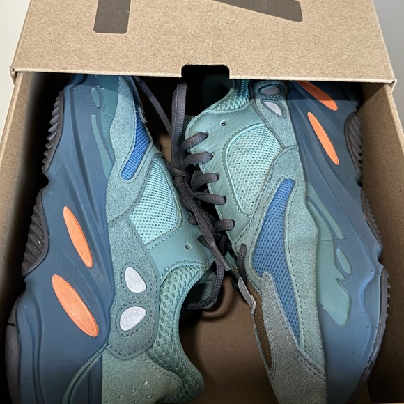 Yeezy Boost 700 Originals - Picture 3 of 9